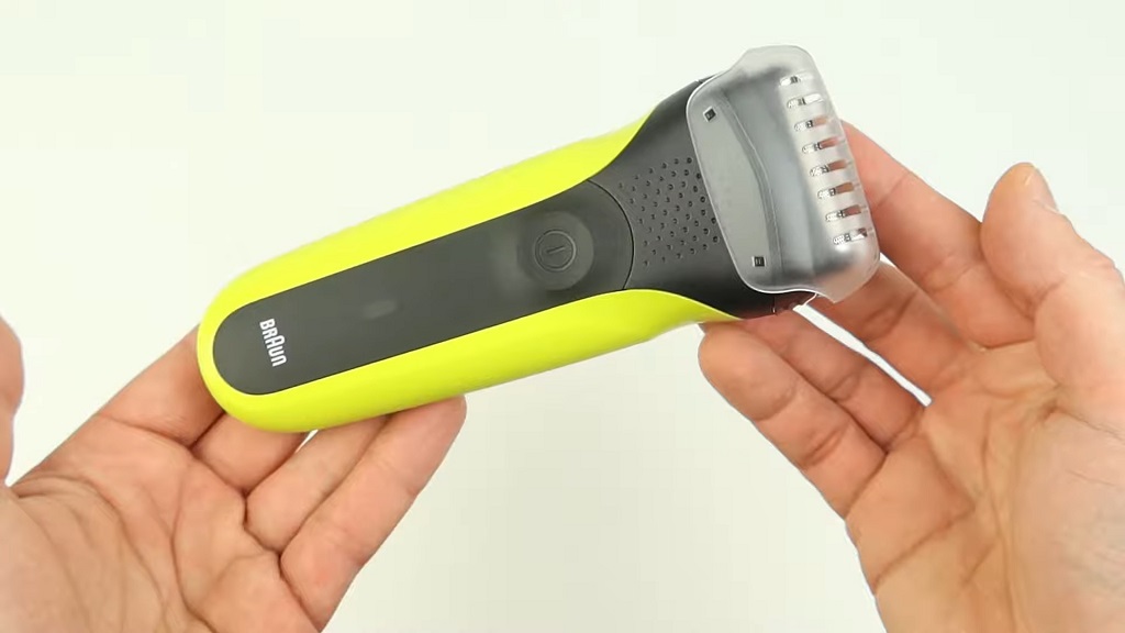 Braun Shaver 300 električni brijač u žuto-crnoj boji, prikazan u rukama korisnika
