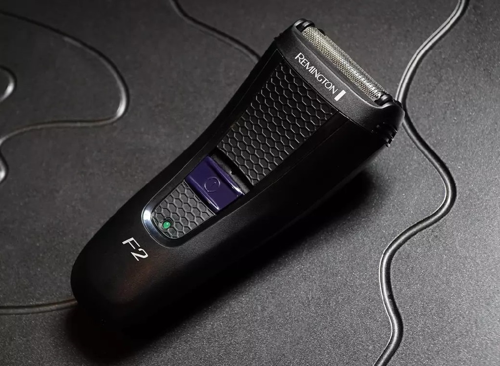 Remington F2002 F2 električni brijač sa mrežicom, prikazan na tamnoj podlozi sa priključenim kablom