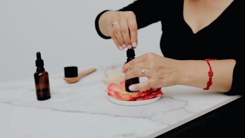 Žena otvara anti-age serum