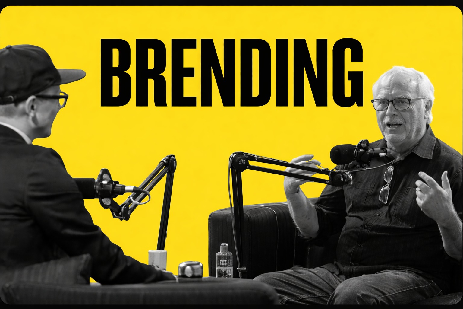 Dve osobe razgovaraju u podkast studiju uz natpis “Branding” u pozadini