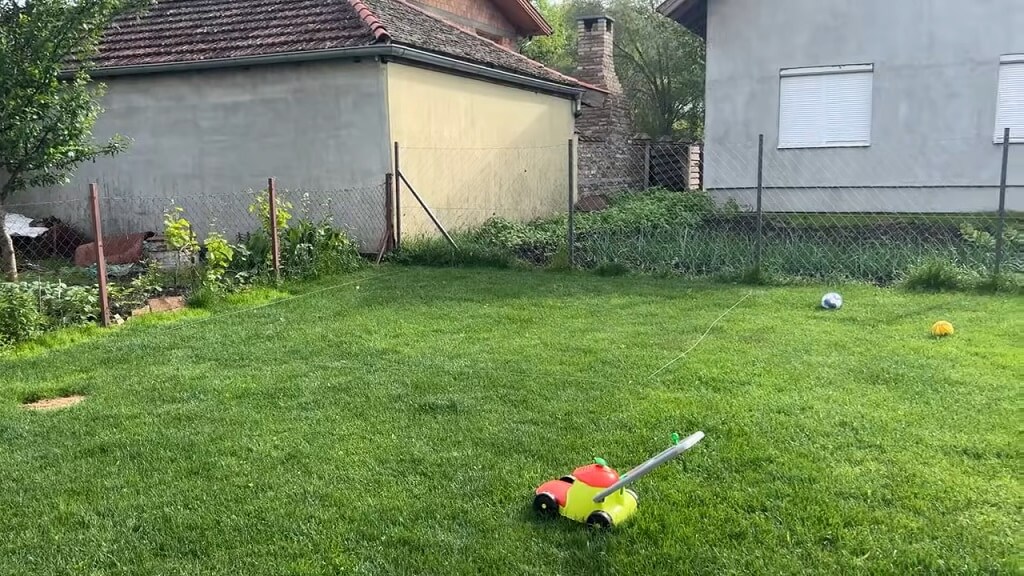 Postavljanje užeta da bi obeležili poziciju letnjikovca