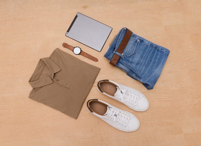 prikaz tableta, farmerki, polo majice, sata i patika