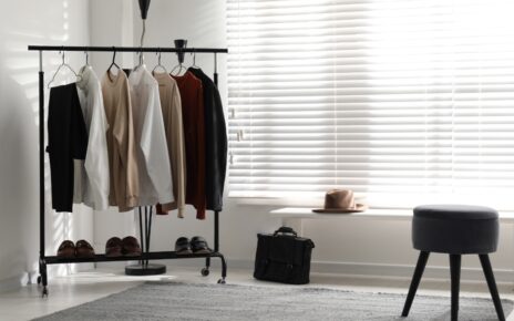 prikaz muške odeće na ofingerima