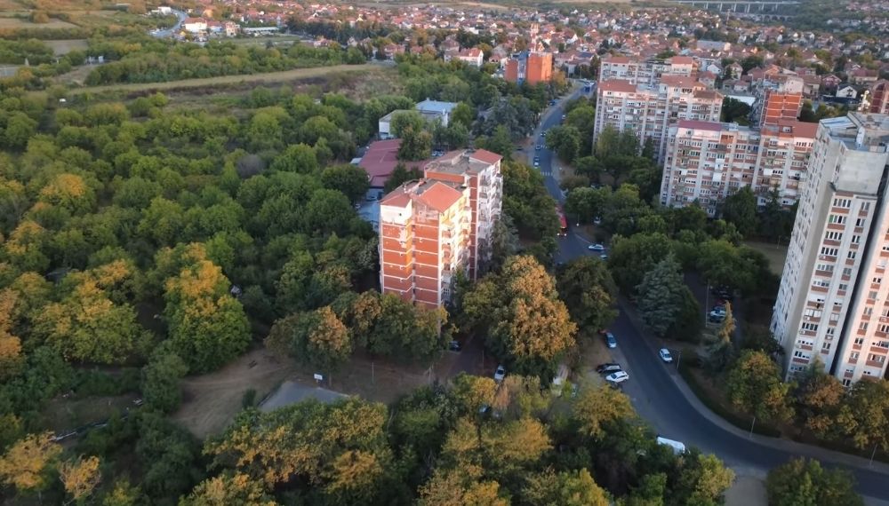 Stambene zgrade okružene zelenilom i širokim ulicama u naselju Železnik