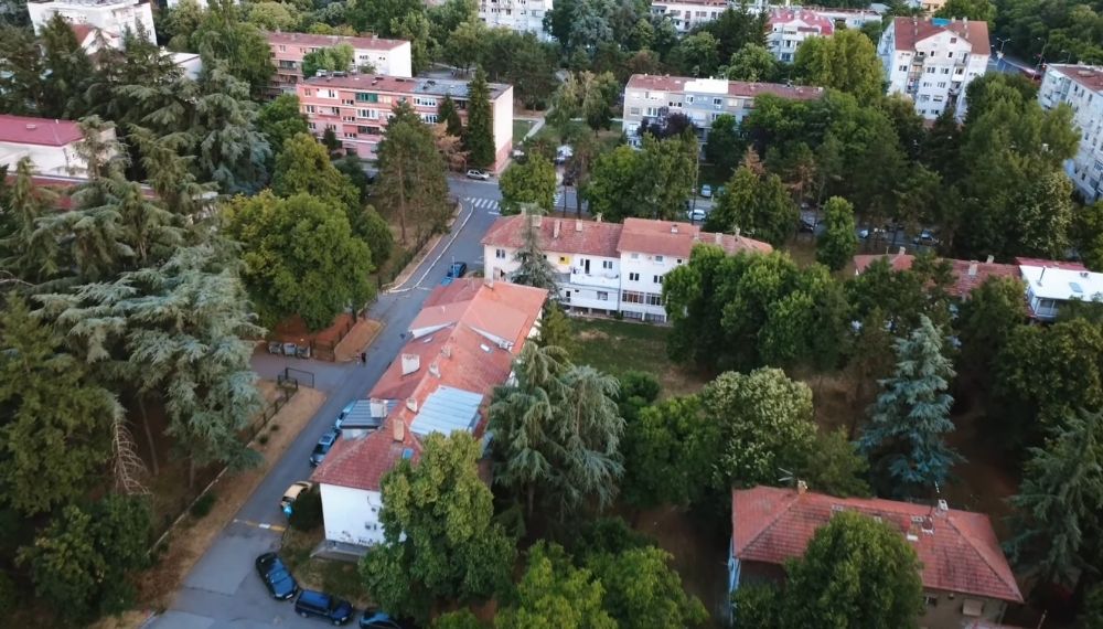 Stambene zgrade u Železniku okružene drvećem i planski organizovanim ulicama