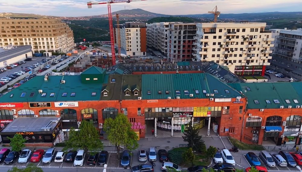 Naselje sa kombinacijom starijih objekata i nove gradnje u Železniku