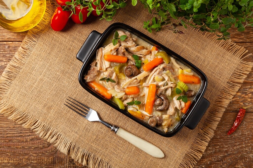 Kuvani obrok sa povrćem kao primer hrane koja podržava lakše varenje