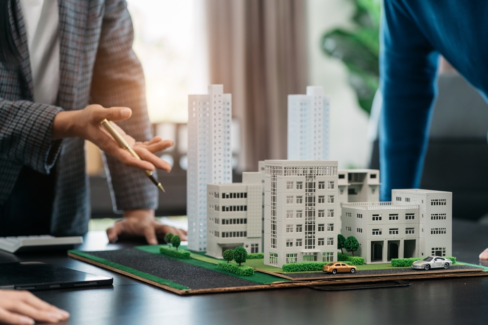 Maketa stambenog kompleksa koja prikazuje planiranje i razvoj nekretnina