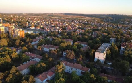 Pogled iz vazduha na naselje Železnik sa zgradama, kućama i zelenim površinama