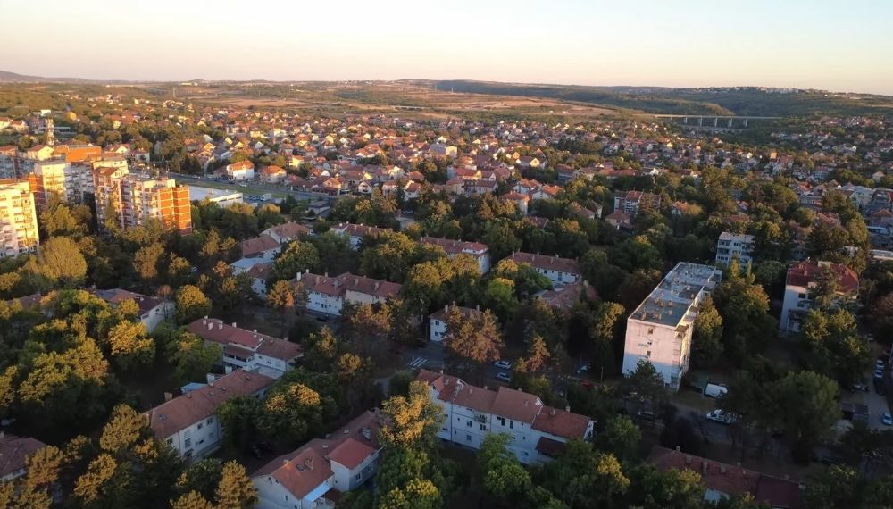 Pogled iz vazduha na naselje Železnik sa zgradama, kućama i zelenim površinama