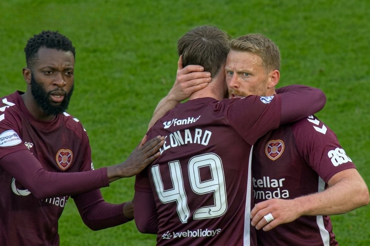 Hearts igrači se grle na terenu