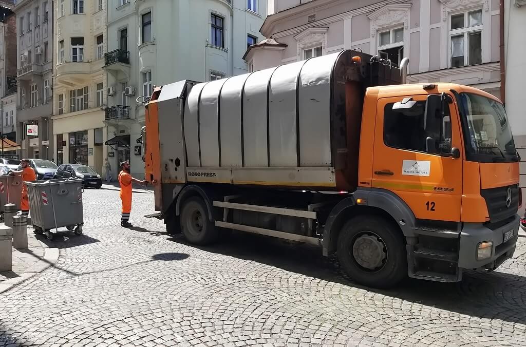 Komunalni radnici prazne kontejner