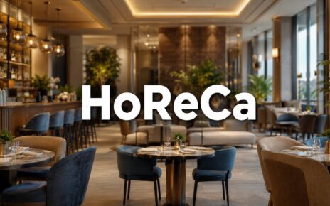 Moderan hotelski restoran sa postavljenim stolovima i natpisom HoReCa
